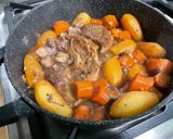 Une image de l'étape 12 de Rouelle de porc confite aux pommes de terre, carottes et champignons.
