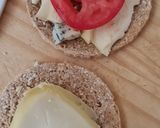 Foto del paso 3 de la receta: Sanguchito vegetariano 🥪 de pan de avena saciante y exprés relleno de queso y tomate 🧀 🍅