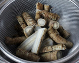 A picture of step 2 of For Osechi! Making Pounded Burdock Root with Soy Sauce Malt..