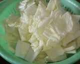 A picture of step 2 of Chinese Cabbage Stew.