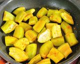 Hình bước làm 4 của món Chuối xanh om tảo xoắn