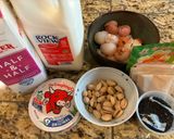 Hình bước làm 1 của món Chè Khúc Bạch trộn từ hoa đậu biếc và hạt lựu