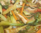 Foto del paso 7 de la receta Tallarines con pak choi, verduras, pollo y salsa de soja