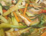 Foto del paso 7 de la receta: Tallarines con pak choi, verduras, pollo y salsa de soja