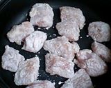 A picture of step 2 of Soft Stewed Chicken and Daikon Radish.