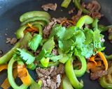 Une image de l'étape 5 de Bœuf sauté aux poivrons, servi avec du riz blanc.
