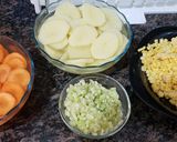 Foto del paso 1 de la receta: Bifes de pollo sobre vegetales anillados