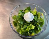 Une image de l'étape 4 de Sauce verte à la moutarde, ail et persil.