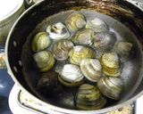 A picture of step 1 of Butter & Sake Steamed Clams.
