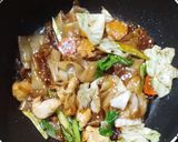 รูปขั้นตอนการทำที่ 4 ของ เส้นใหญ่ผัดซีอิ๊วไก่