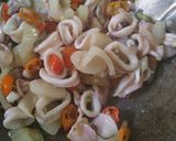 Foto langkah ke 3 dari resep Tumis cumi jamur dengan sayur kol.