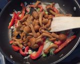 Foto del paso 2 de la receta Arroz al horno con setas y chorizo improvisado