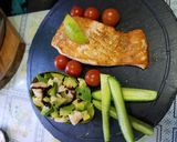 Foto del paso 2 de la receta Salmón a la plancha con ensalada de aguacates y langostinos