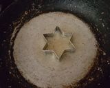 A picture of step 2 of Half fry star egg.