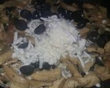 صورة لخطوة 3 من وصفة بيتزا البطاطا والدجاج والفطر بجبنة الموزاريلا بالباشاميل 🍕