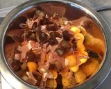 Une image de l'étape 4 de Salade de melon au jambon cru,feta grecque et petits oignons marinés.