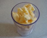 A picture of step 2 of Cafe-style Banana Juice.