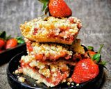 Foto langkah ke 5 dari resep Strawberry Crumb Bars.