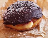 Foto del paso 13 de la receta: Berlinas rellenas de crema y coulis de cerezas con ganache de chocolate