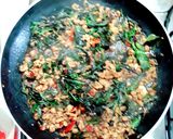 รูปขั้นตอนการทำที่ 3 ของ เต้าหู้ไข่ทอดผัดกะเพราไก่สับ / ผัดกะเพราไก่สับเต้าหู้ไข่ทอด