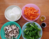 Foto del paso 3 de la receta: Muslos a la mostaza con guarnición de pimientos y champiñones