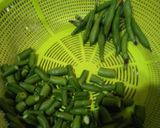 Foto del paso 2 de la receta: Canutos (Habas en su vaina) con chorizo