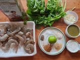 Wraps saludables de camarón con salsa verde cremosa