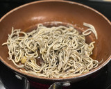 Foto del paso 2 de la receta: Chips caseras con gulas al ajillo y gamba roja 🦐🦐 & vermú de aperitivo 🫒🫒