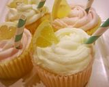 A picture of step 10 of Triple Lemon Cucpackes.