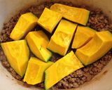 A picture of step 5 of Cooked in One Pan! Kabocha Squash with Ground Meat Ankake Sauce.