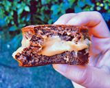 Foto del paso 3 de la receta: Alfajor de banana algarroba y mantequilla de maní!