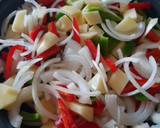 Foto del paso 1 de la receta: Salchipatatas confitadas con pimientos y cebolla