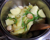 Foto del paso 6 de la receta: Patatas estofadas con ajos macerados, pimentón y hojas de salvia
