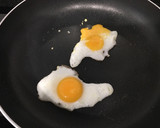 Foto del paso 2 de la receta: Huevos de codorniz con crujiente de jamón frito y base de sobreasada