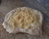 Foto del paso 3 de la receta: Pancitos de pizza saborizados. Cebolla con ajo y queso