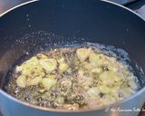 Foto del passaggio 2 della ricetta Vellutata di patate viola con salsa allo yogurt e guanciale croccante