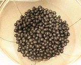 A picture of step 2 of No Need for Baking Soda or Nails! Delicious Stewed 'Kuromame' Black Soybeans.