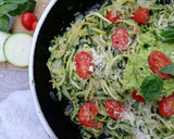 Foto del paso 4 de la receta: Espaguetis de calabacín salteados con pesto de aguacate