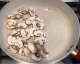 Foto del paso 3 de la receta: Salsa para pasta con champiñones y camarones en leche de coco