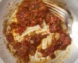 صورة لخطوة 2 من وصفة -بيض بالطماطم وجبن الحلوم 🍳😋