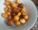 Hình bước làm 2 của món LẮC BỘT PHÔ MAI với Tokbokki,chả tôm, xúc xích