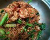 รูปขั้นตอนการทำที่ 10 ของ เส้นหมี่ผัดซีอิ๊วกุ้งและหมูนุ่ม