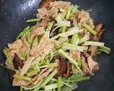 沙茶豆皮鮮菇炒芹菜的食譜步驟2照片
