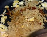 Foto langkah ke 5 dari resep Mie goreng tumis.
