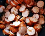 Une image de l'étape 1 de Rougail de saucisses fumées.