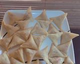 A picture of step 21 of Tasty meaty samosas.