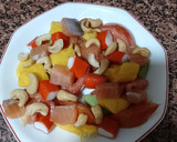 Foto del paso 2 de la receta: Ensalada de mango, salmón y anacardos