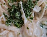 Foto del paso 3 de la receta: Pasta con crema de leche 🍝 Fideos secos a la crema con mozzarella, ajo y perejil🍝