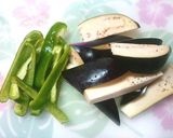 A picture of step 2 of Stir-Fried Chicken and Eggplant with Mayonnaise and Ponzu.