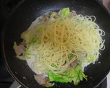 A picture of step 5 of Spring Cabbage and Pork Cream Pasta.